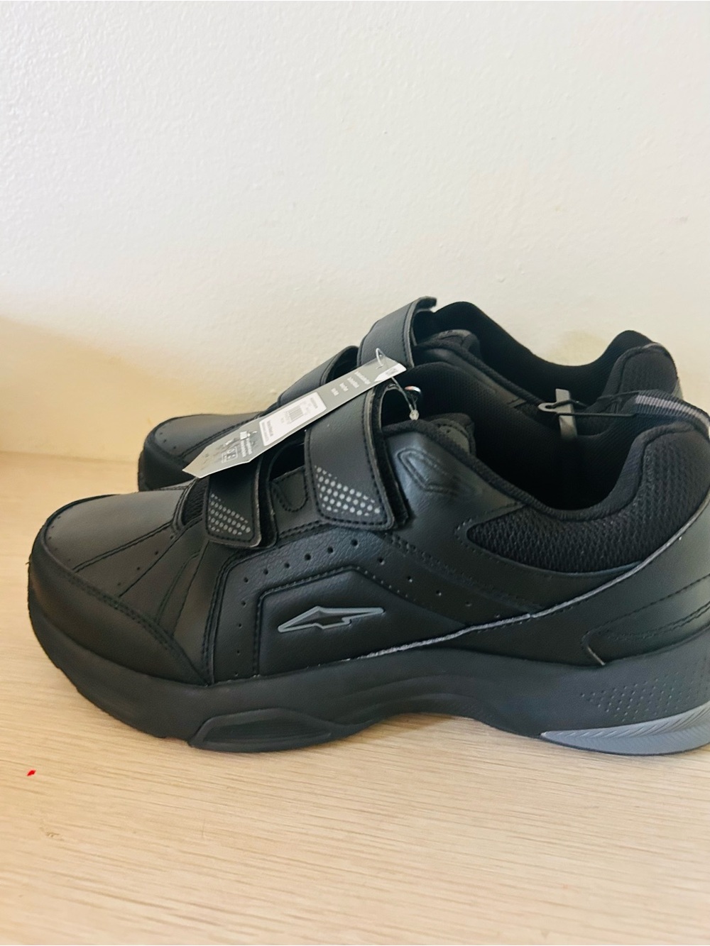 Avis Men's Black Athletic Comfort Sneakers with Hook-and-Loop Straps 10W